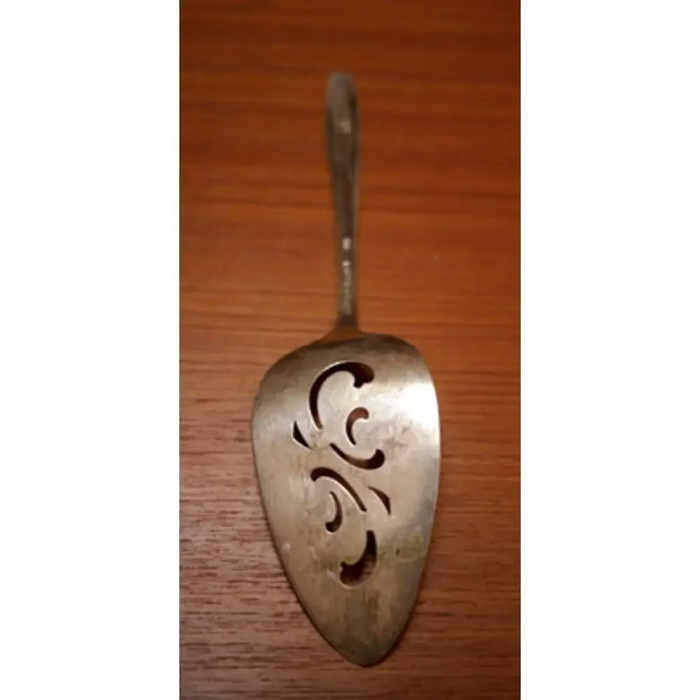 Vintage International Silver TULIP IS Silverplate Pie Cake Wedding Server 8.5